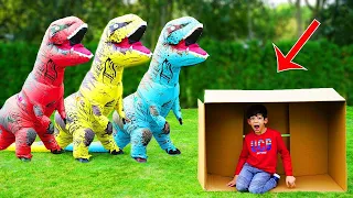 Jason están caminando en el parque de dinosaurios y jugando con juguetes inflables
