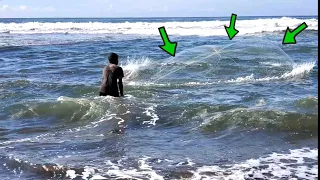 este pescador no se percató que esos no eran peces tiro la atarraya y mira la sorpresa que se llebo😱