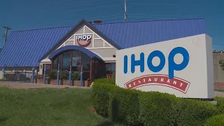 Police apologize after accusing black teens of IHOP "dine and dash"