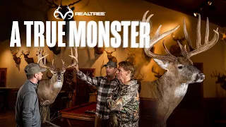 Bill and Tyler Jordan with Dustin Huff | 211 4/8-inch Indiana Giant | A True Monster Buck