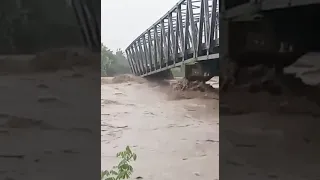 Video Saat Jembatan Ambruk diterjang Banjir Malaka !