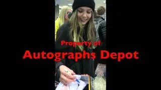 Elizabeth Olsen signing autographs in Salt Lake City