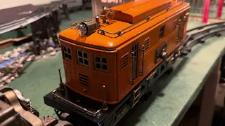 Lionel Prewar 9U pulling 200 series freight cars and running along side a 1950’s Texas Special!