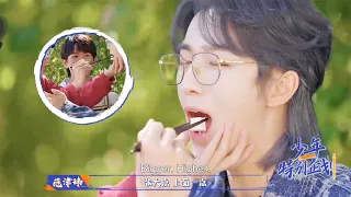 Ao Ruipeng and Li Hongyi fed each other snacks, and even wiped the snacks on Li Hongyi's face!