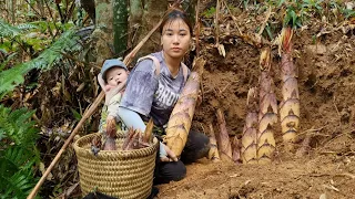 Mother and son harvested wild bamboo shoots to sell at the market and met a giant bamboo shoot.