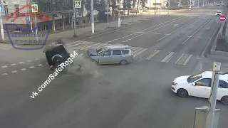 Момента ДТП с Mercedes депутата в Волгограде