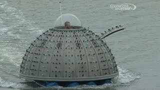 PHI@SF: A UFO is spotted in McCovey Cove during game