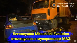 ДТП. В Днепре легковушка Mitsubishi Evolution столкнулась с мусоровозом МАЗ