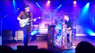 Charlie Brown - Chris Martin and Jonny Buckland - Coldplay -  Little Noise Sessions 24/11/2011