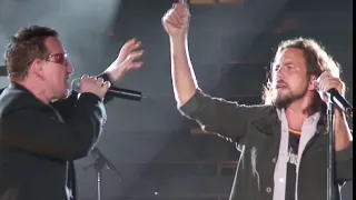 U2 w/ Eddie Vedder & Mike McCready from Pearl Jam - Rockin' in the Free World (Honolulu, 12/9/2006)