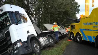 Vrachtwagen met betonelementen in vangrail op A28