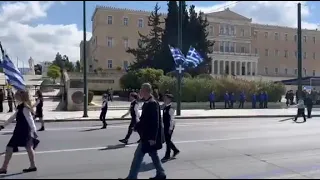 25η Μαρτίου: Με χαμόγελο παρέλασαν οι μαθητές στο κέντρο της Αθήνας | newsbomb.gr