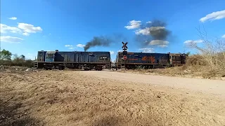 VLI:Trem "vazio" liderado por uma locomotiva acelerando com vagões pesado de lastro e vencendo rampa