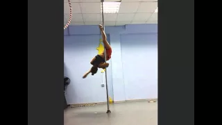 Pole dance элемент из виса на ближней ноге, скручивание