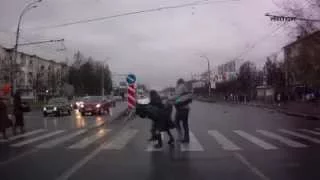 ДТП.Шокирующее видео наезда на пешеходов на зебре