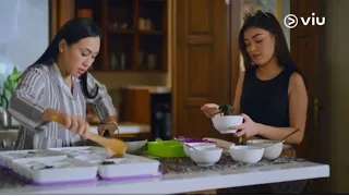 Pretty Little Liars Indonesia 1x01 Ema and her mom talk about Aria (English subtitles)