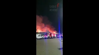 ⚡️В Москве возле ТЦ «Красный кит» масштабный пожар. Видео из местных СМИ.