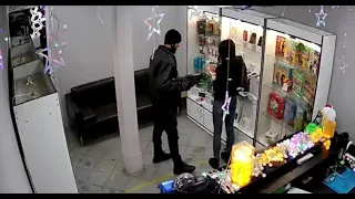 В Подмосковье мужчина ограбил салон сотовой связи угрожая вешалкой в пакете
