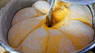 Giant Melonpan (Melon Bread) Making Skills / 巨大菠蘿麵包製作技能 - Taiwanese Street Food