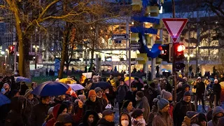 Gegen eine Impfpflicht: Tausende gehen in deutschen Städten auf die Straße