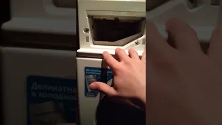 У стиральной машинки из под лотка для порошка вытекает вода