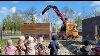 På arbejde med en HMF-kran - fra skrot på havnen til guld i børnehaven