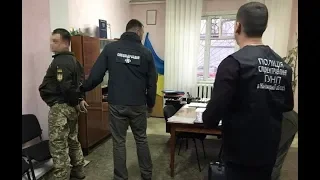 Військова прокуратура Житомирського гарнізону затримала на хабарі військового комісара