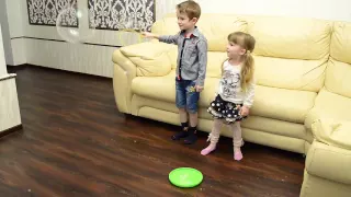 Огромные мыльные пузыри. Young children inflate the huge bubbles