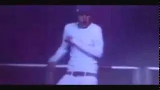 Justin Bieber drops his pants! У джастина бибера упали штаны!