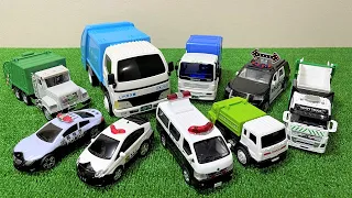 ゴミ収集車とパトカーのはたらくくるまが坂道からポリバケツにダイブ Garbage truck and police toy car jump from slopes into poly buckets