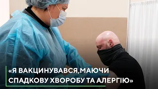 Три місяці думав, чи вакцинуватись: чернівчанин зі спадковою хворобою та алергією щепився від COVID