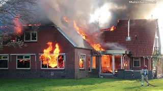 Woonboerderij brand af in Groningse Vriescheloo