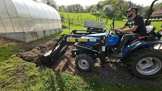 Gartenhaus 2 - Erdarbeiten mit Solis 26, Frontlader und Kippanhänger