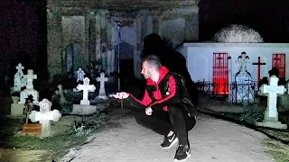 AM RAMAS PESTE NOAPTE IN CIMITIR DE HALLOWEEN