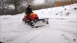 Schnee räumen mit Schneeschild an einem Rasentraktor - Es funktioniert tatsächlich :-)