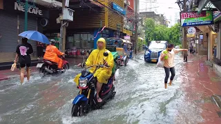 4K 🇹🇭 Walking Flooded Sala Daeng Road by Heavy Rain in Bangkok, Thailand