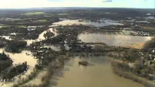 Stunning aerial views of flood devastation along Thames Valley - BBC News