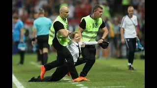 2018 World Cup final: Pitch invaders interrupt France vs. Croatia match in Russia  | 15/07/2018