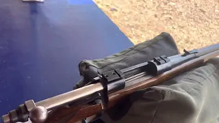 Disparando rifle calibre 30 06