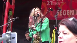 Candy Dulfer bij demonstratie zorgtoeslag op de dam amsterdam