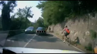 Ciclista investito da un'auto, il momento dell'impatto