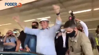 Bolsonaro é recepcionado por multidão de apoiadores em aeroporto de Aracajú, em Sergipe