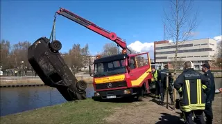 Iš Danės ištraukiamas nuskendęs automobilis