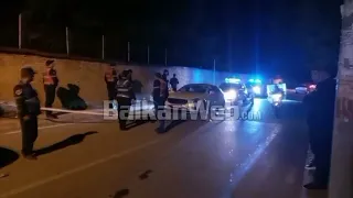 Atentat ndaj një të riu në Tiranë,disa persona i bëjnë pritë dhe qëllojnë me armë,pamjet e para