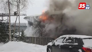 В центре Вологды горит расселенный дом
