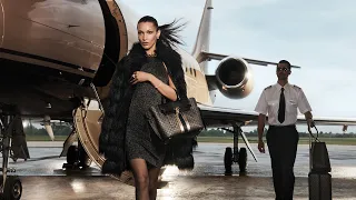 Bella Hadid Arrives in Style | Fall 2022