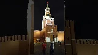 Москва. Спасская башня Московского Кремля исполняет Гимн Российской федерации