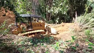 Aksi tracktor D6D membaiki jalan  dan membuat jalan baru di kebun kelapa sawit