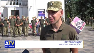 Прапор України довжиною 128 метрів розгорнули військовослужбовці в Маріуполі