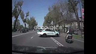 Полицейский автомобиль и мопед столкнулись в Алматы